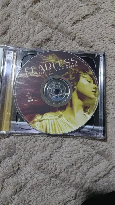 CD Fearless Taylor's Version en buen estado - miniatura 2