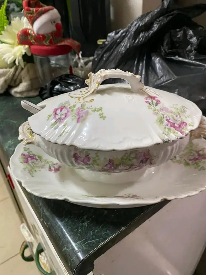 Sopera de porcelana con diseño floral vintage - 1
