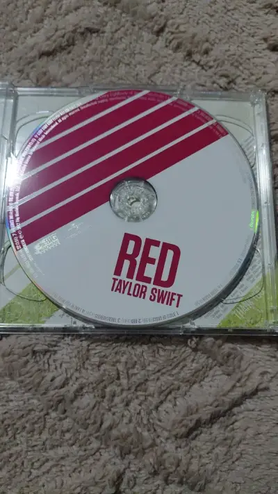 CD Taylor Swift Red en buen estado - miniatura 2