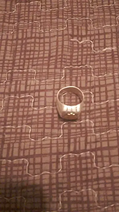 Anillo de plata con emblema dorado - miniatura 1