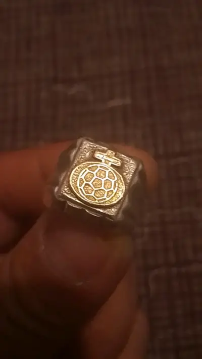 Anillo de plata con emblema dorado - miniatura 2
