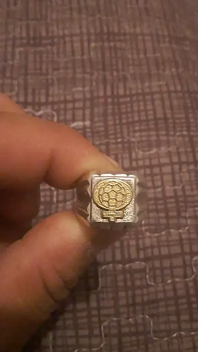 Anillo de plata con emblema dorado - miniatura 3