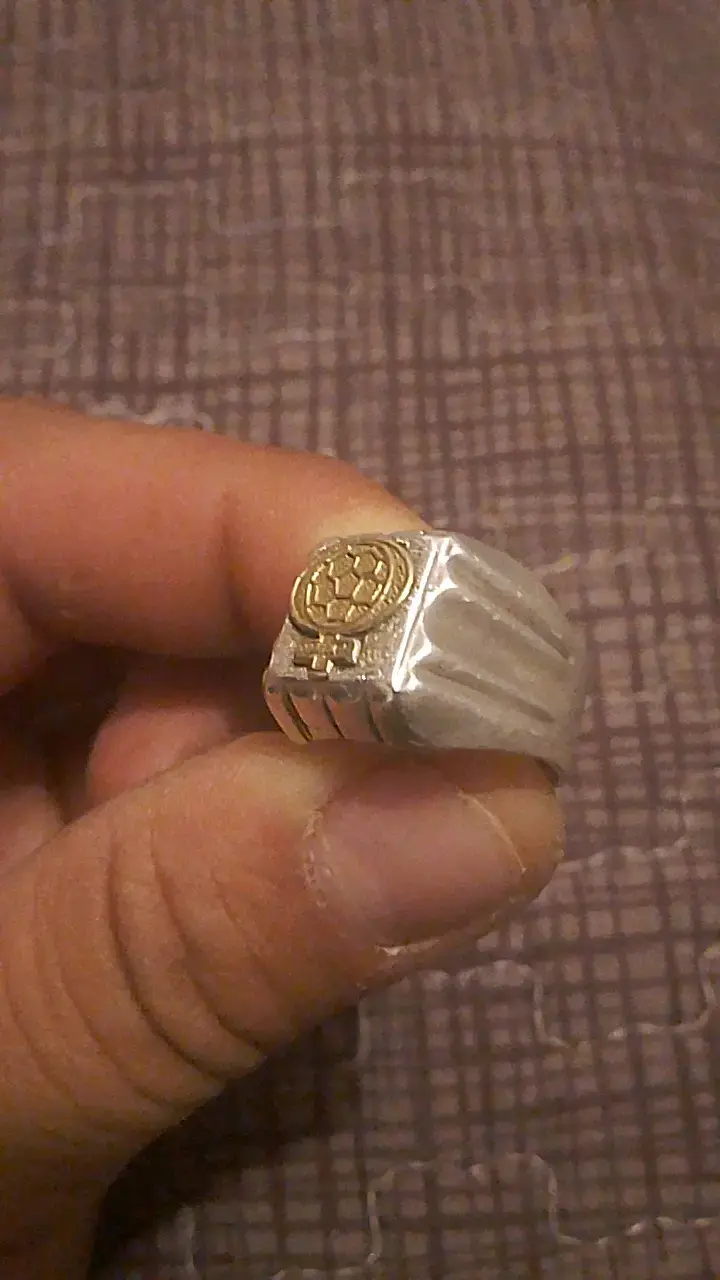 Anillo de plata con emblema dorado - 4