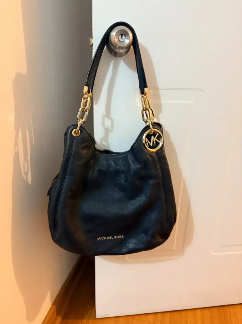 Bolso de cuero negro Michael Kors con detalles dorados - 1