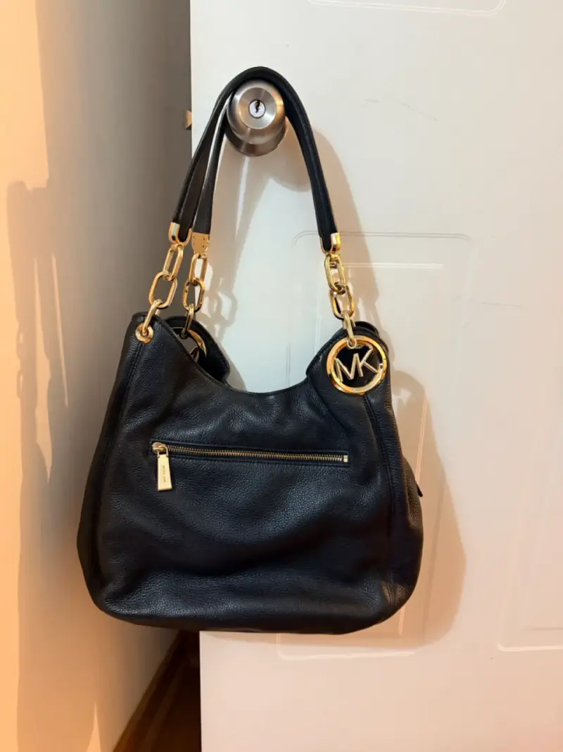 Bolso de cuero negro Michael Kors con detalles dorados - 2