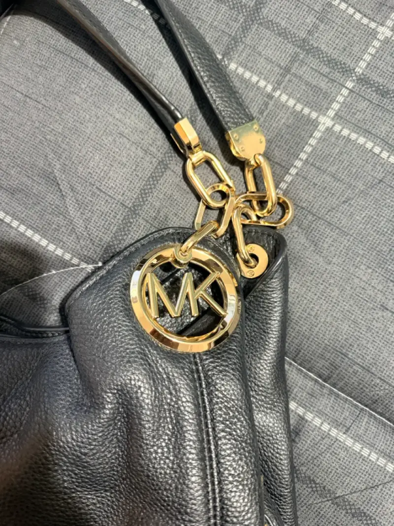 Bolso de cuero negro Michael Kors con detalles dorados - 3