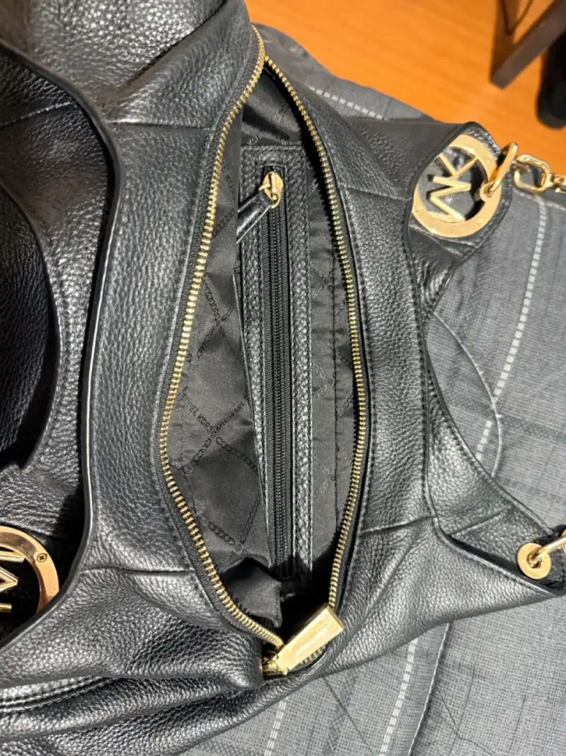 Bolso de cuero negro Michael Kors con detalles dorados - 5
