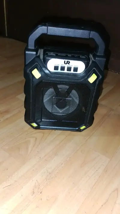 Parlante portátil UR con asa resistente - miniatura 1