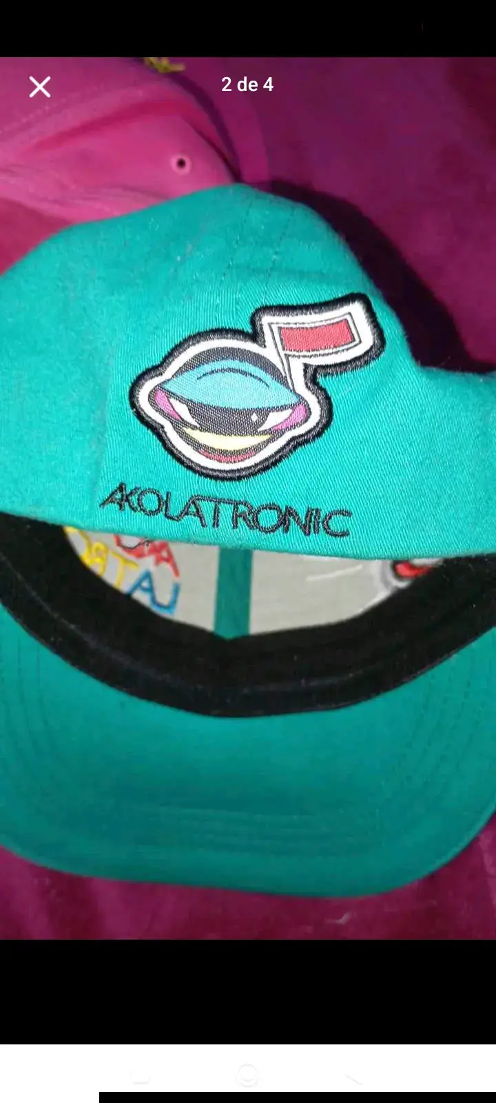 Gorra Akolatronic verde y rosa con diseño bordado - 2
