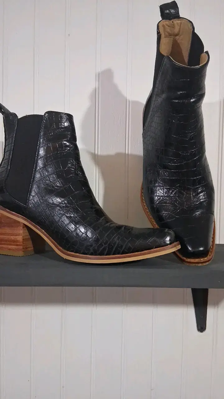 Botines de cuero negro con tacón de madera