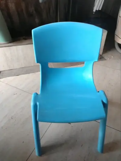 Silla plástica infantil azul resistente - miniatura 1