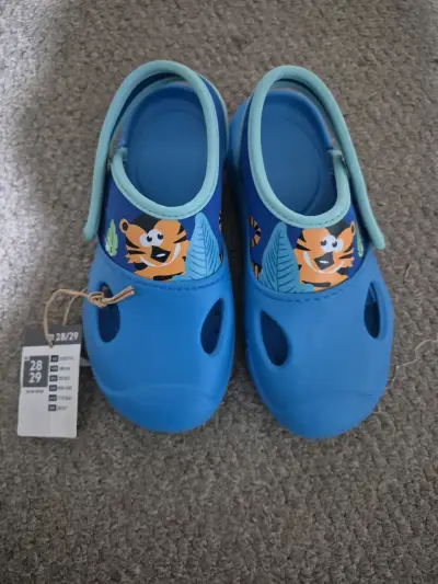 Sandalias azules para niños con diseño de tigre - miniatura 1