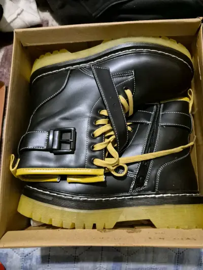Botas negras - miniatura 1