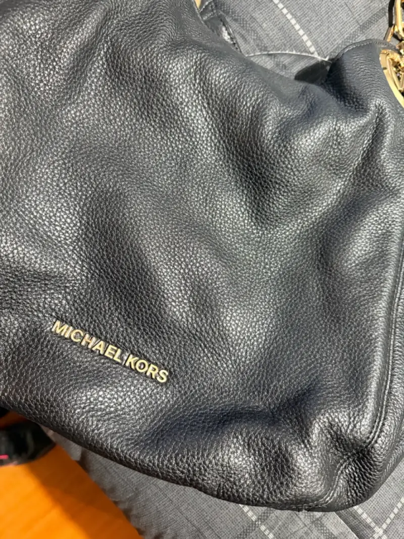 Bolso de cuero negro Michael Kors con detalles dorados - 4
