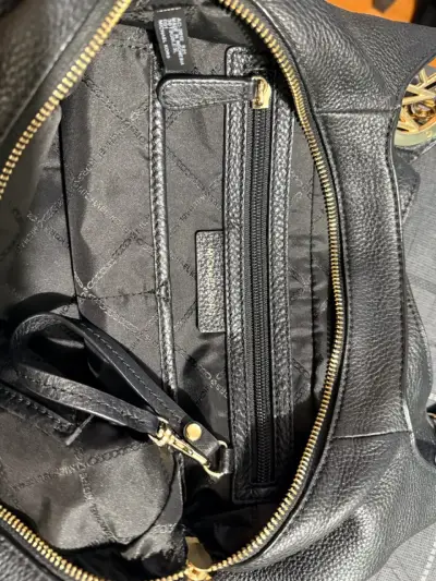 Bolso de cuero negro Michael Kors con detalles dorados - miniatura 6
