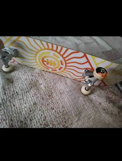 Skateboard nuevo sin uso solo con la lija sucia - miniatura 1