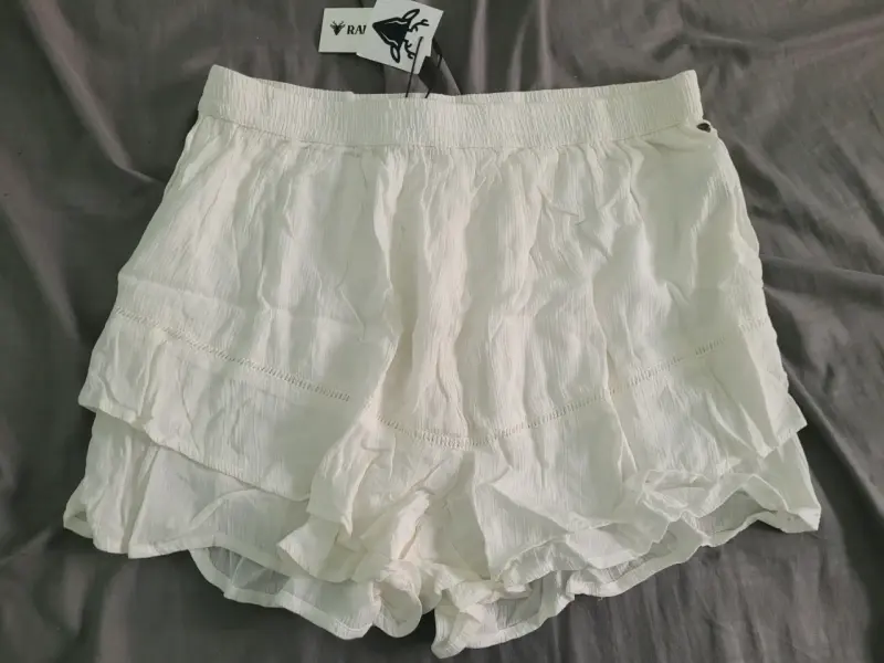 Shorts raindoor blancos con volantes - 1