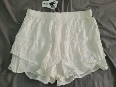 Shorts raindoor blancos con volantes - miniatura 1