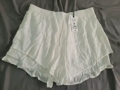 Shorts raindoor blancos con volantes - miniatura 2
