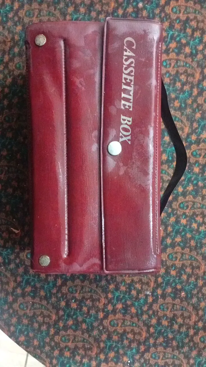 Caja de casetes vintage de cuero rojo