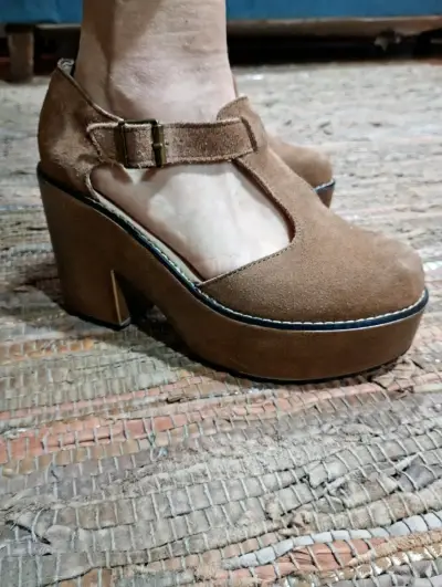 Zapatos de tacón alto de gamuza marrón - miniatura 2