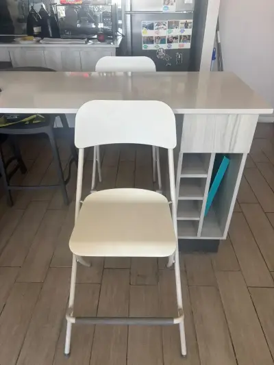 Dos sillas plegables blancas de metal para cocina - miniatura 1