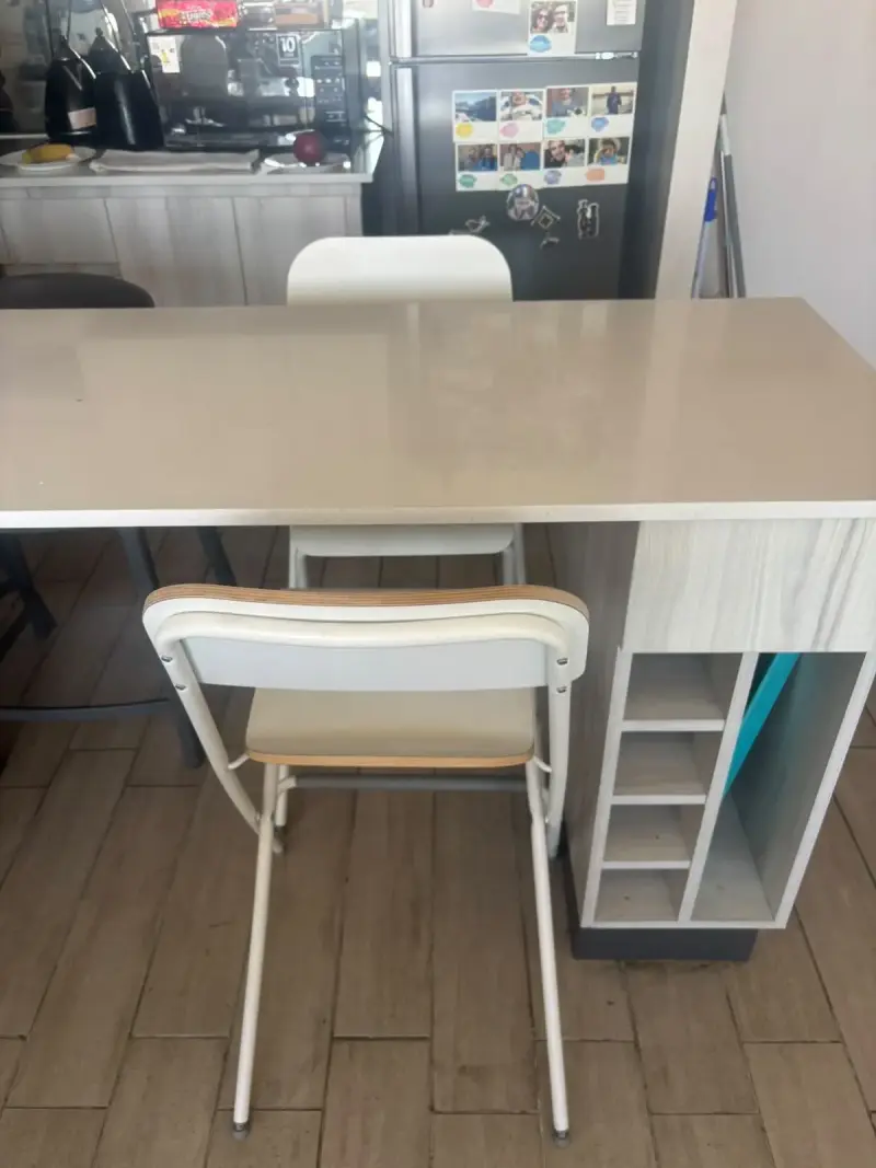 Dos sillas plegables blancas de metal para cocina - 3