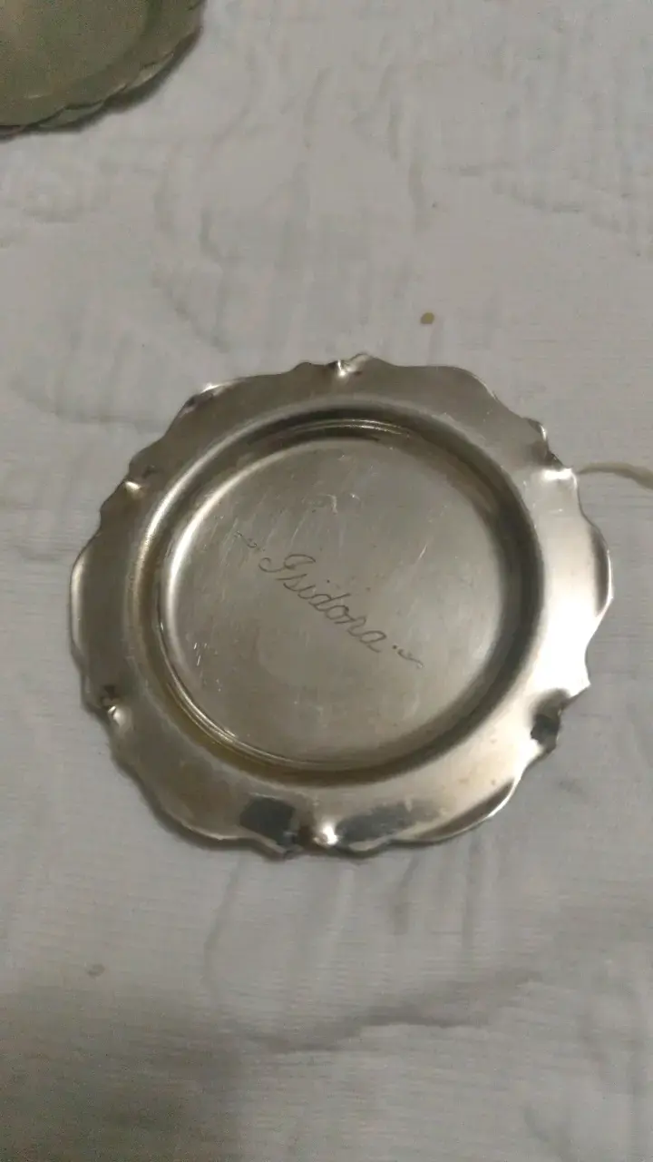 Plato decorativo de metal grabado