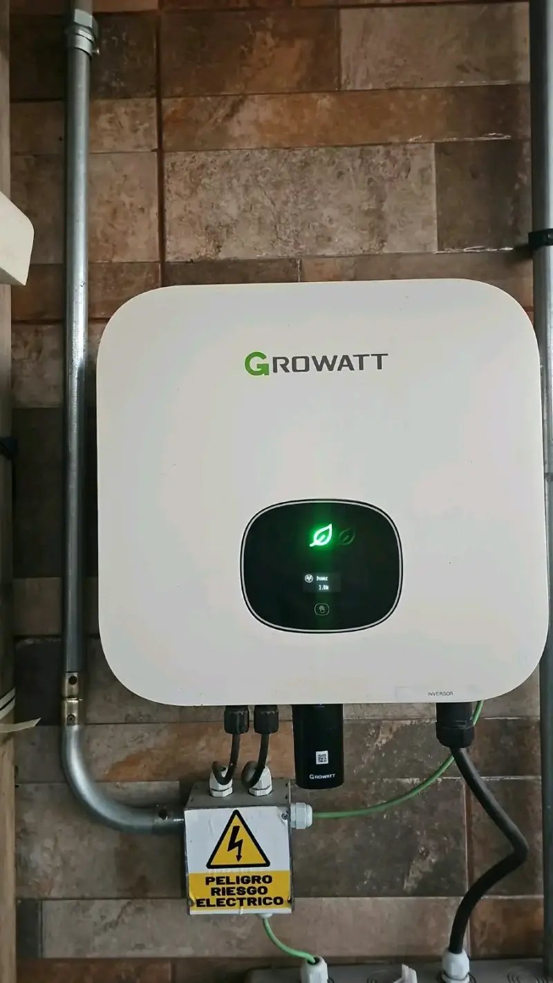 Inversor solar Growatt con pantalla LED - 1