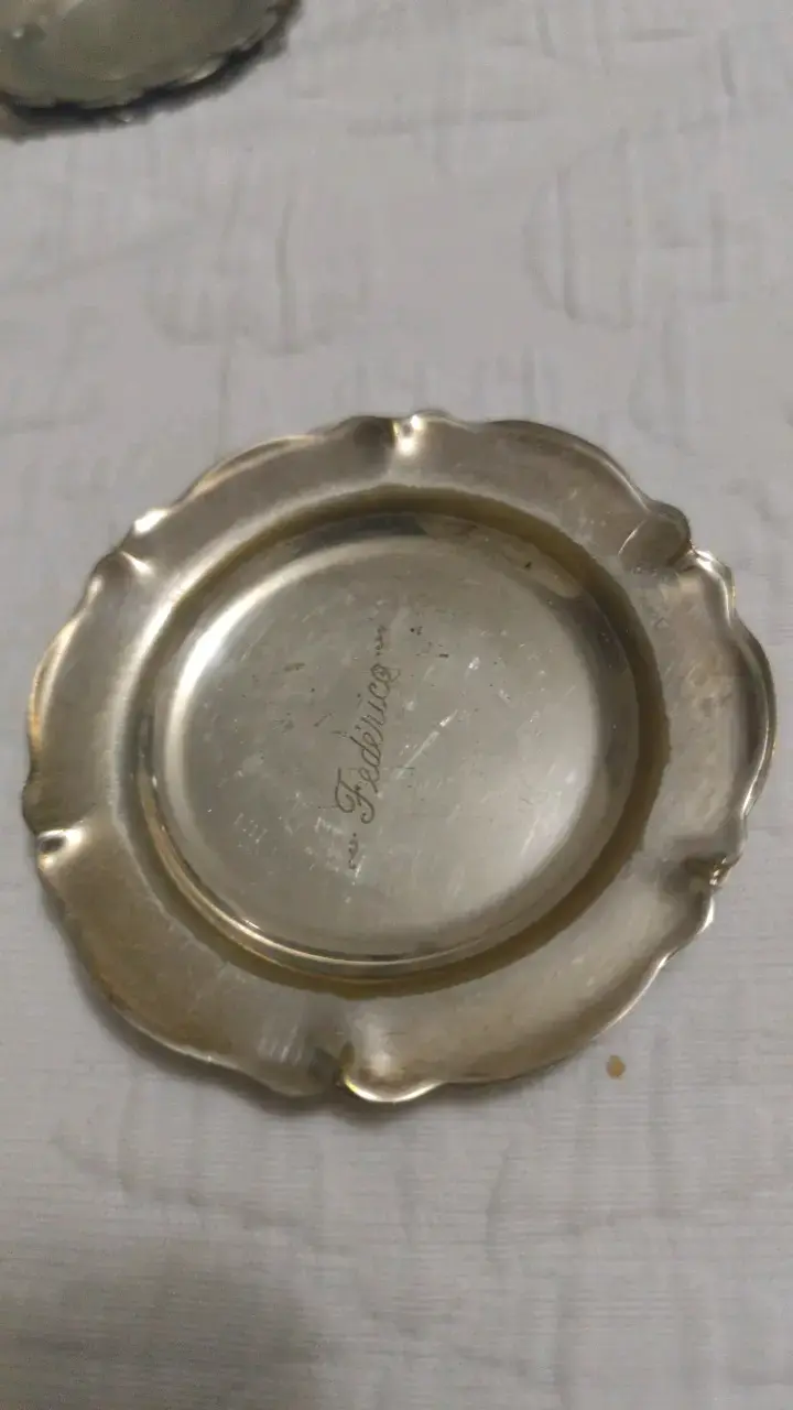 Plato decorativo de metal plateado