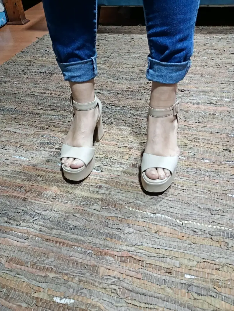 Sandalias de tacón alto beige para mujer - 1