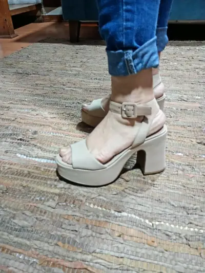 Sandalias de tacón alto beige para mujer - miniatura 3