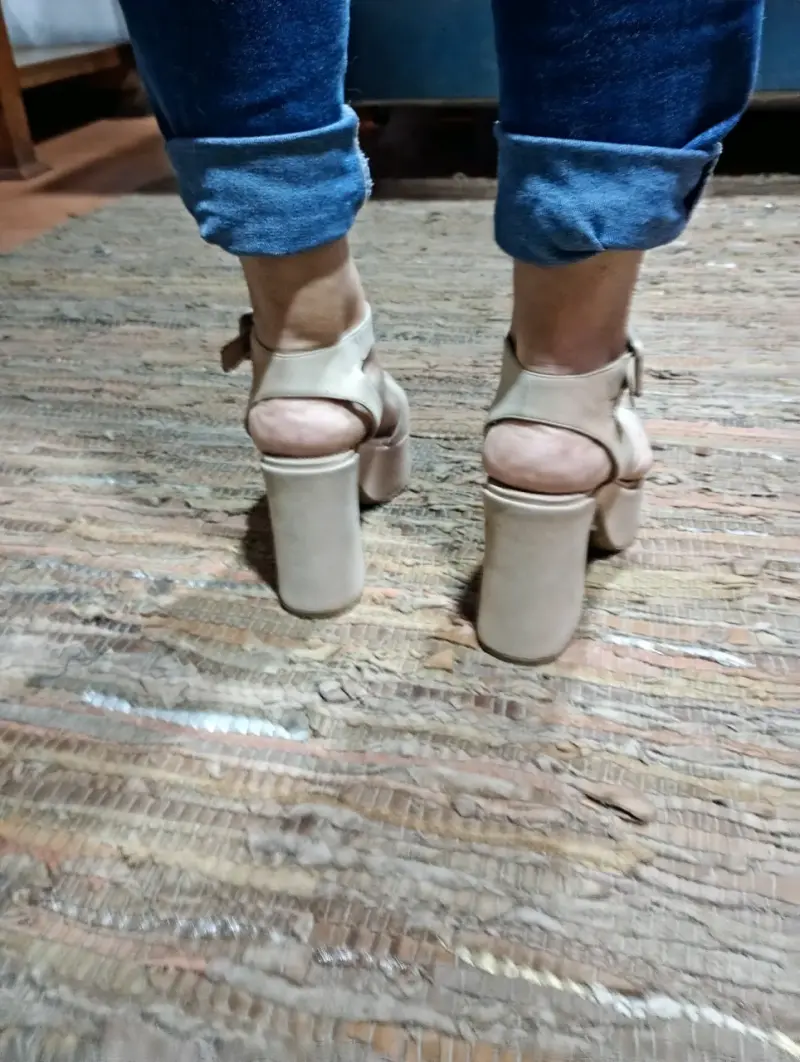 Sandalias de tacón alto beige para mujer - 4