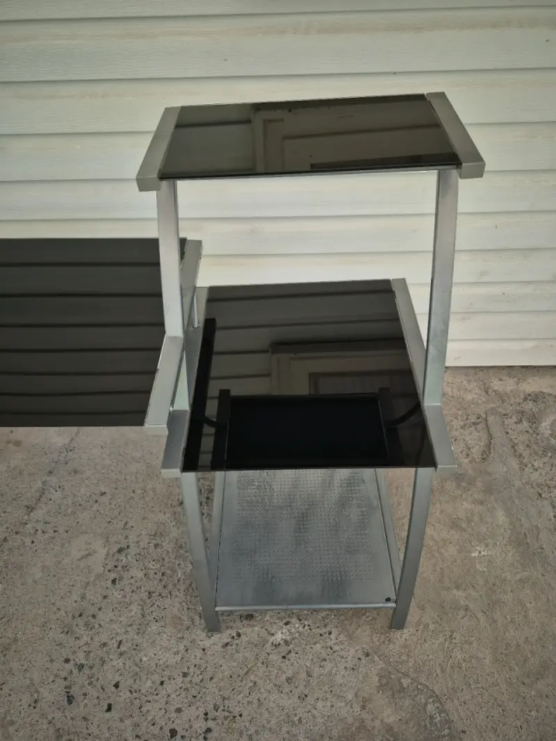 Mesa de vidrio negro con estructura metálica - 1