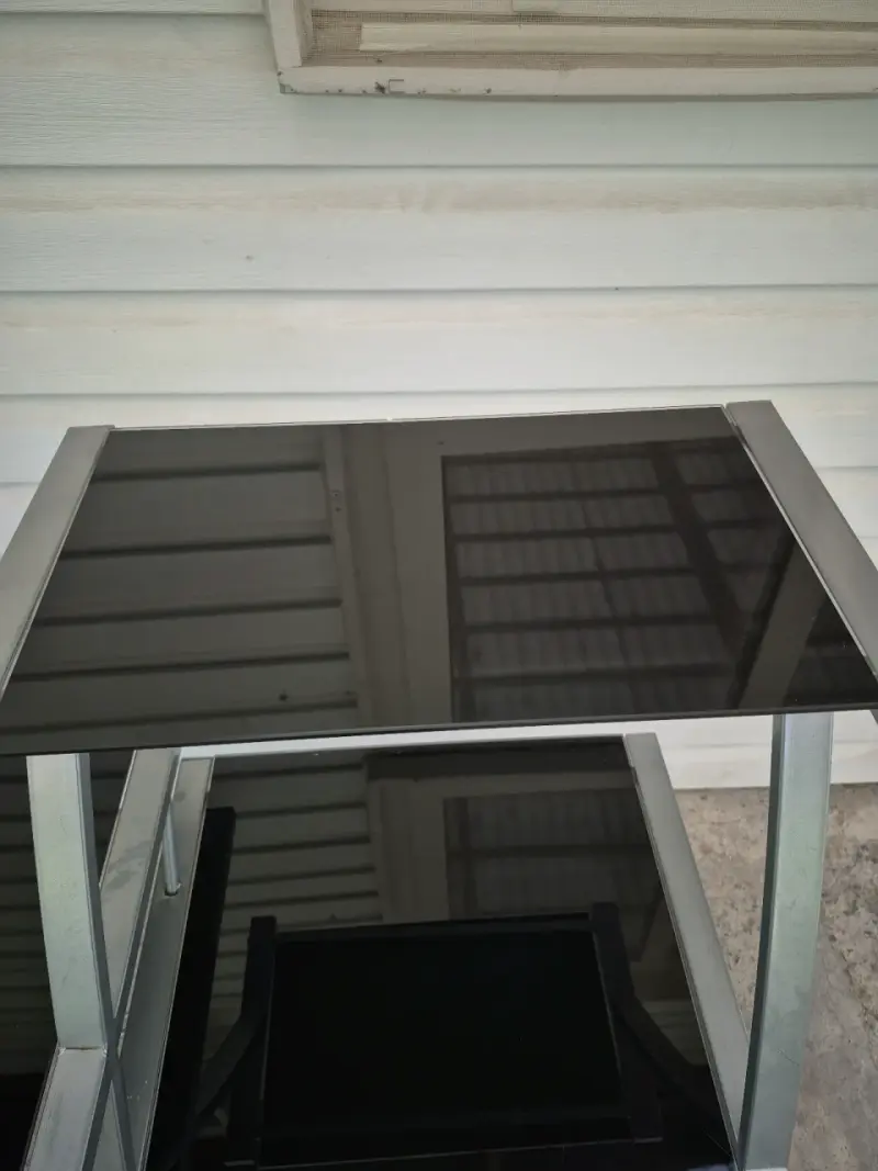 Mesa de vidrio negro con estructura metálica - 2