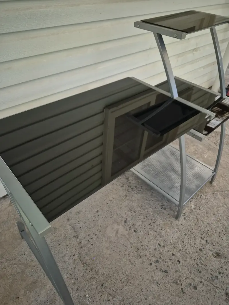 Mesa de vidrio negro con estructura metálica - 4