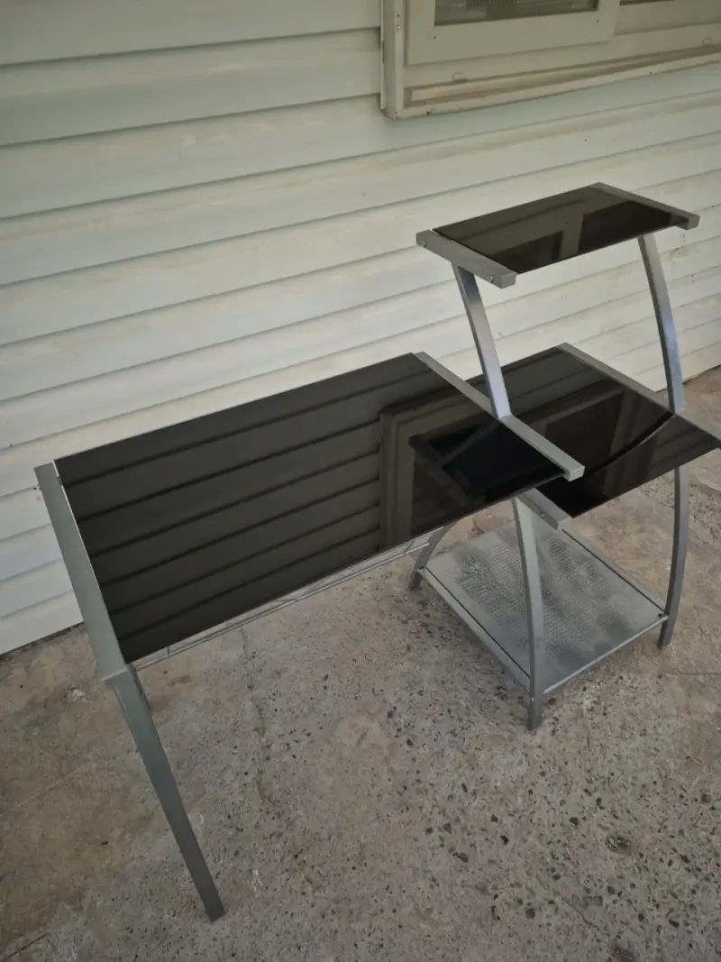 Mesa de vidrio negro con estructura metálica - 5
