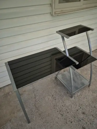 Mesa de vidrio negro con estructura metálica - miniatura 5