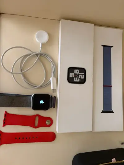 Apple Watch con correas adicionales y cargador - miniatura 1