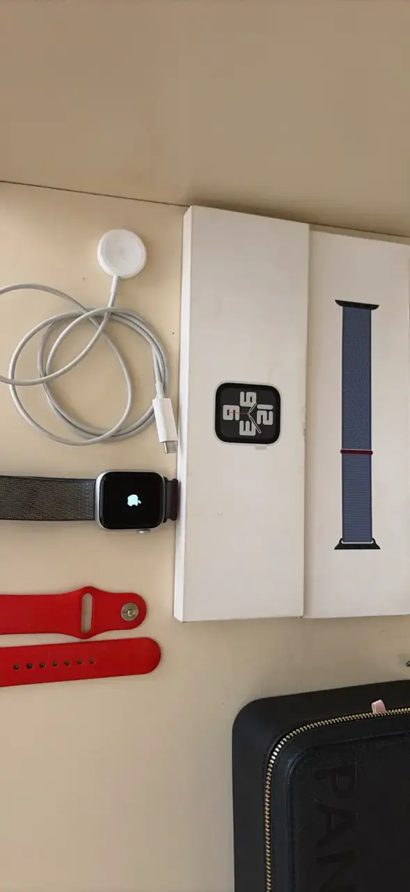 Apple Watch con correas adicionales y cargador - 2