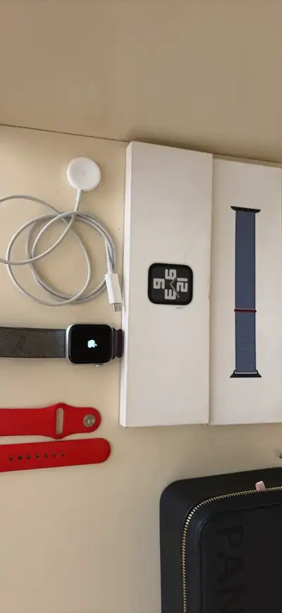 Apple Watch con correas adicionales y cargador - miniatura 2