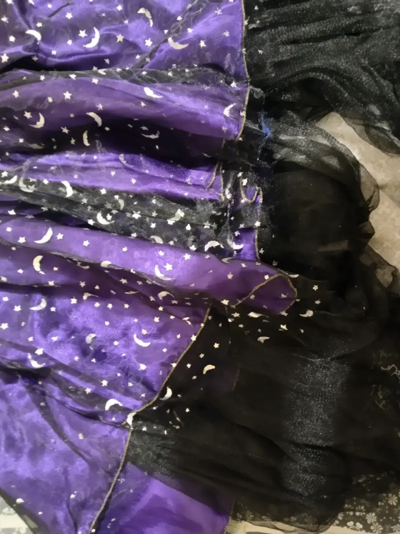 Falda de disfraz morada con estrellas y lunas - 2