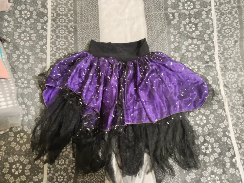 Falda de disfraz morada con estrellas y lunas - 3