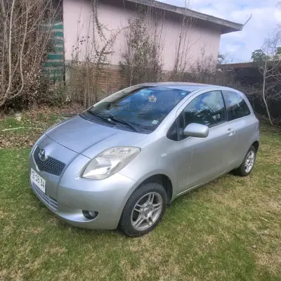 Toyota Yaris 2007 Hatchback Plata en Buen Estado - miniatura 1