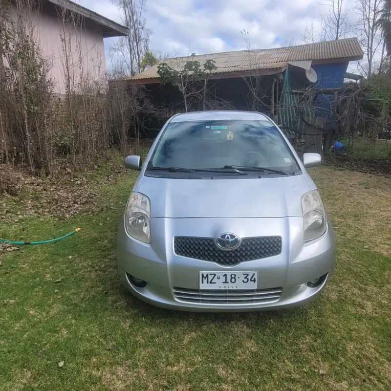Toyota Yaris 2007 Hatchback Plata en Buen Estado - 2