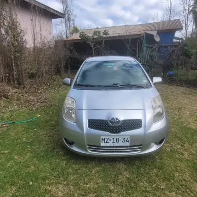 Toyota Yaris 2007 Hatchback Plata en Buen Estado - miniatura 2