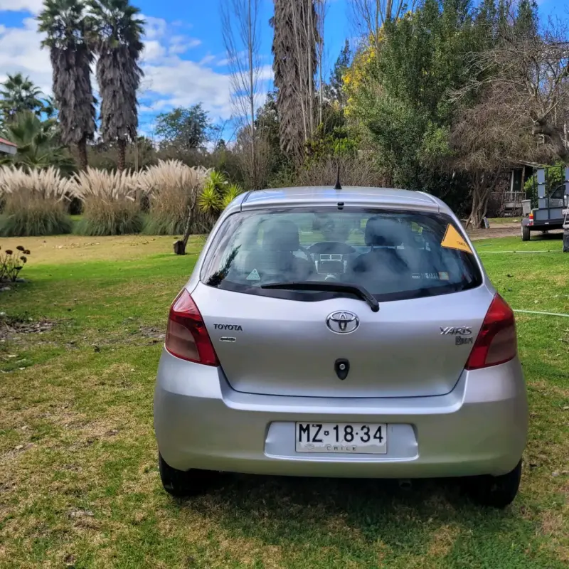 Toyota Yaris 2007 Hatchback Plata en Buen Estado - 3