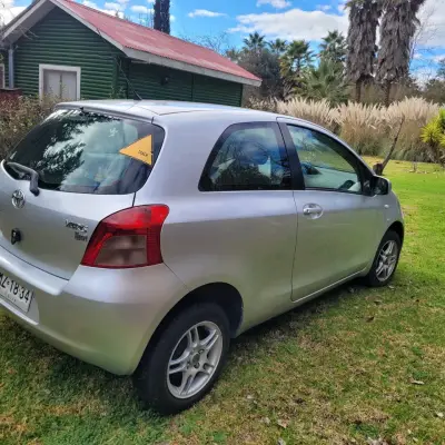 Toyota Yaris 2007 Hatchback Plata en Buen Estado - miniatura 4