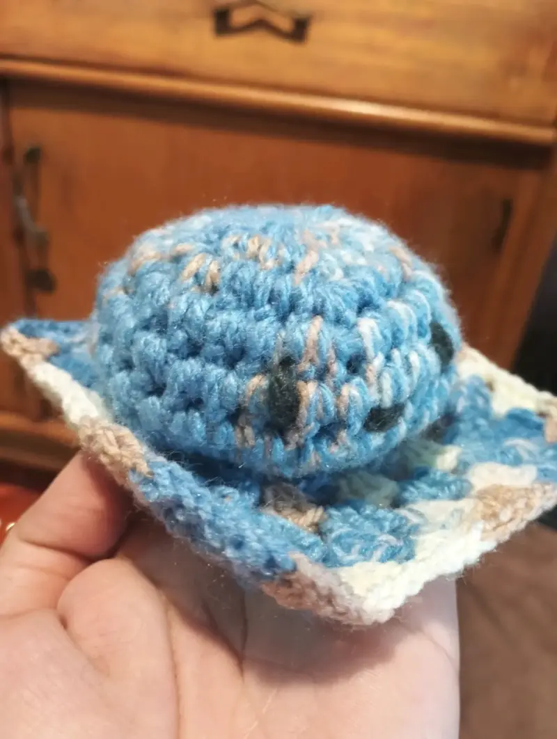 Amigurumi mochi tejido a crochet azul para bebé - 1