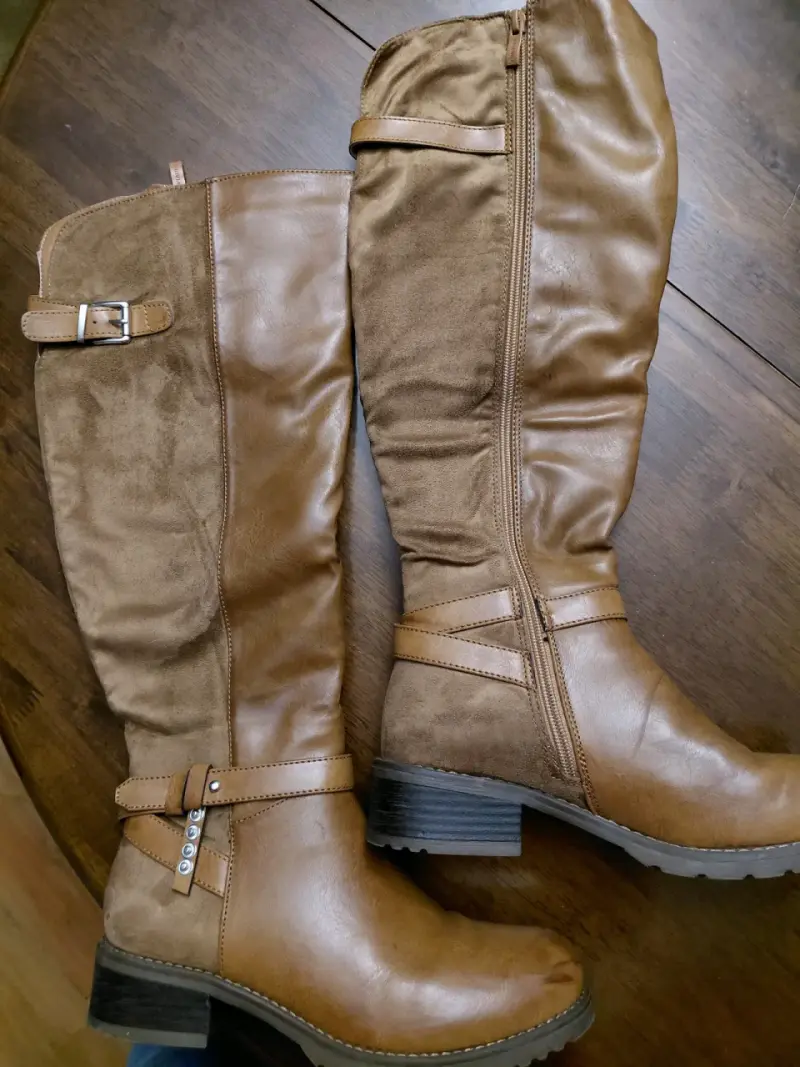 Botas largas de cuero marrón con hebillas - 1